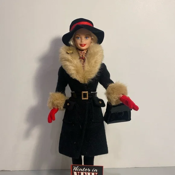 Winter in New York Barbie - Picture 6 of 8